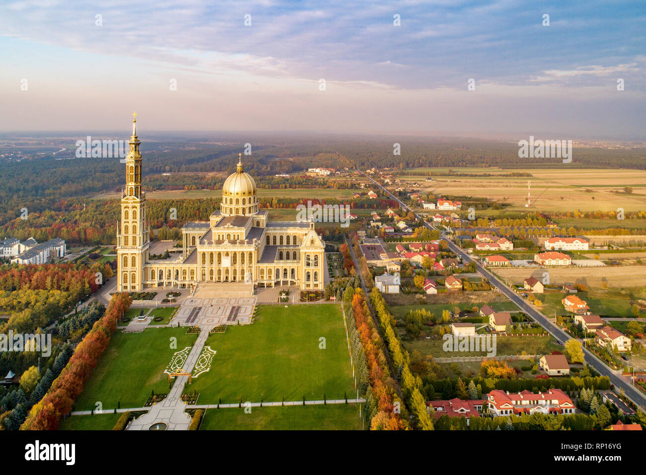 Villaggio Lichen in Polonia con il Santuario e la Basilica della Madonna di Licheń. La più grande chiesa in Polonia, uno dei più grandi del mondo. Famoso pilg Foto Stock