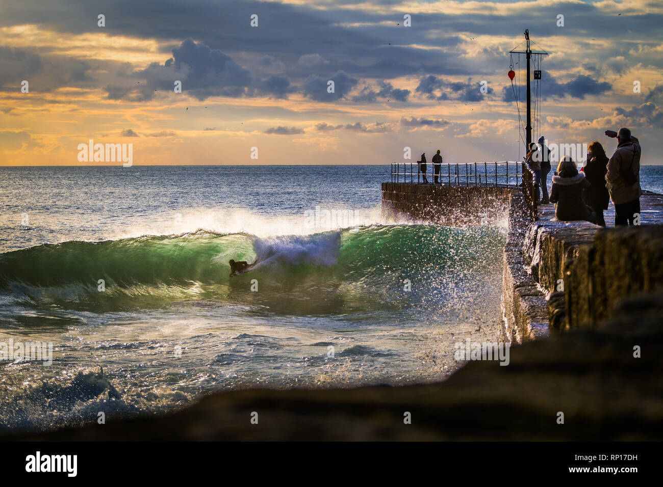 Porto Porthleven Pier Surf Reef Bodyboarding canna Tramonto d'onda prese su 2019 01 20 Foto Stock