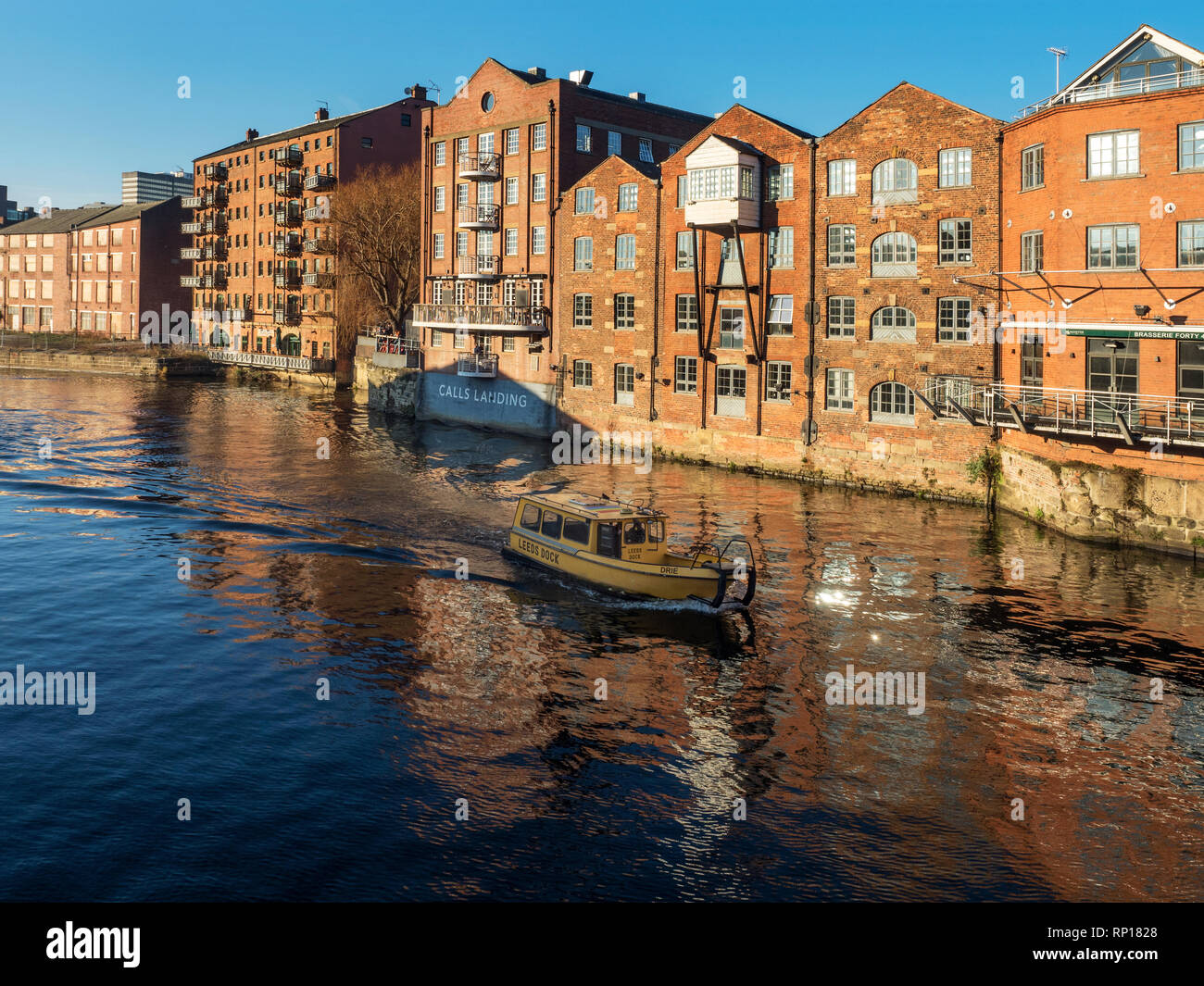 Convertito riverside edifici delle chiamate in atterraggio sul fiume Aire in Leeds West Yorkshire Inghilterra Foto Stock