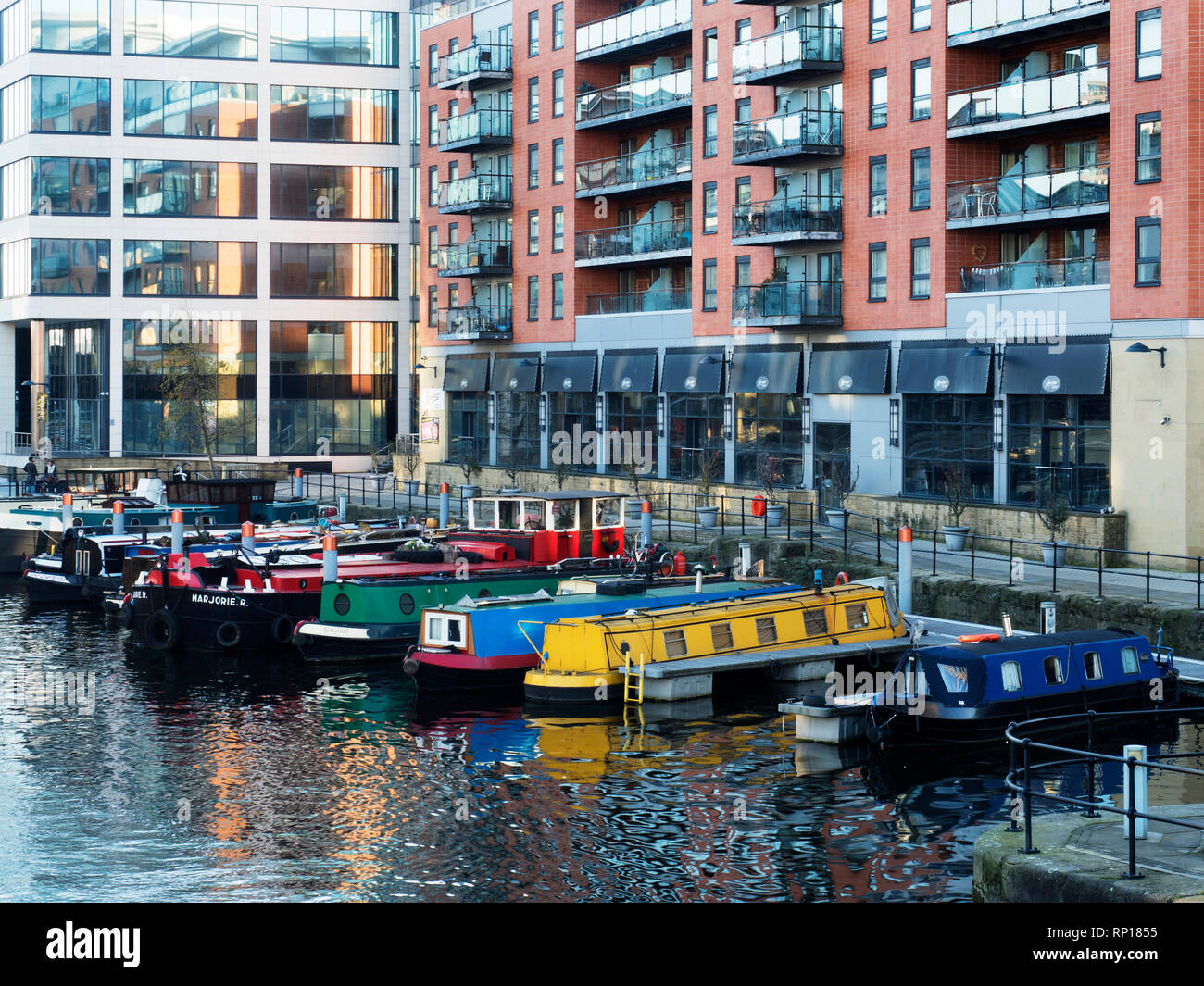 Narrowboats ormeggiato a Leeds Dock West Yorkshire Inghilterra Foto Stock