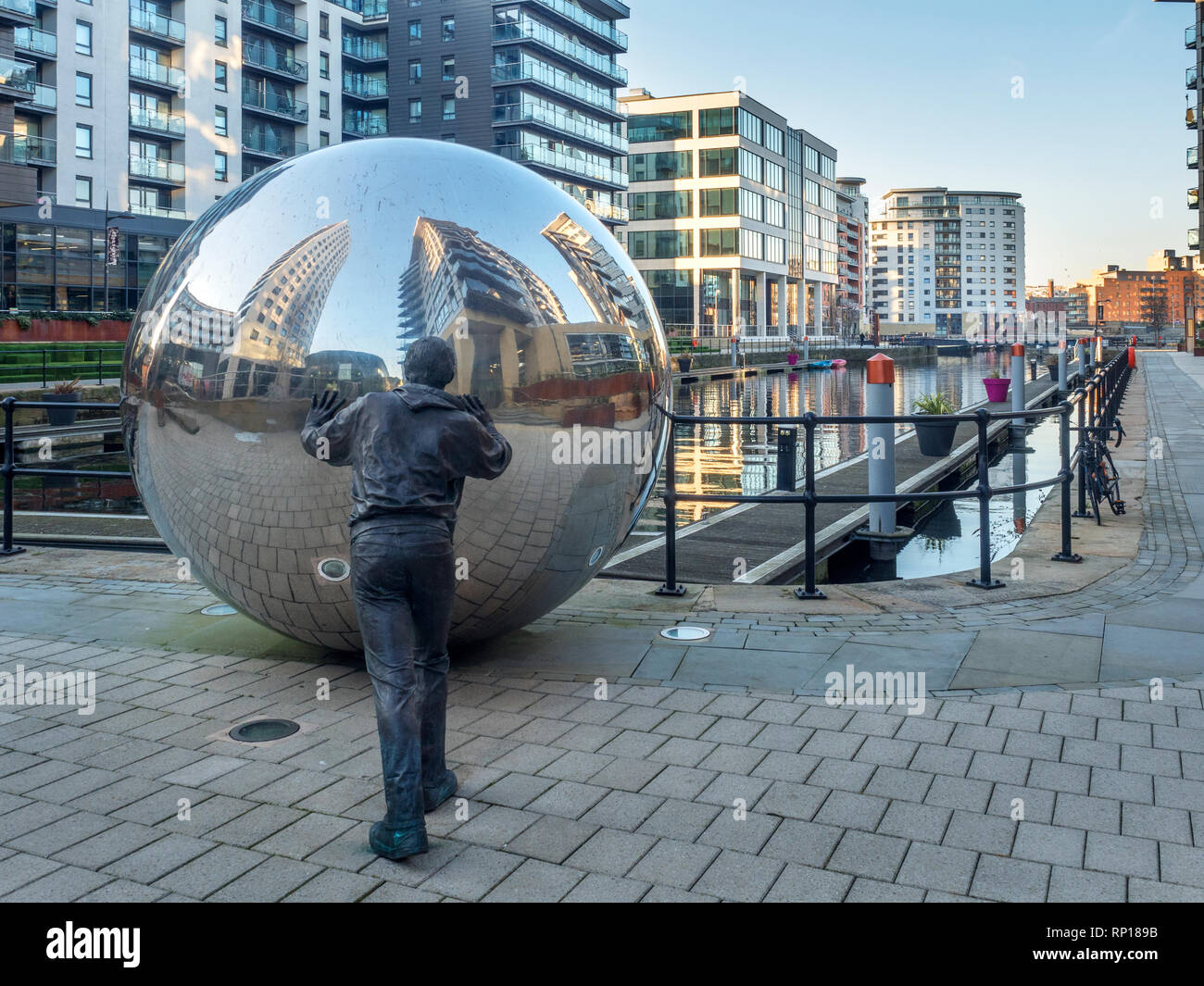 Un approccio riflessivo aculpture moderno da Kevin Atherton al Dock di Leeds West Yorkshire Inghilterra Foto Stock