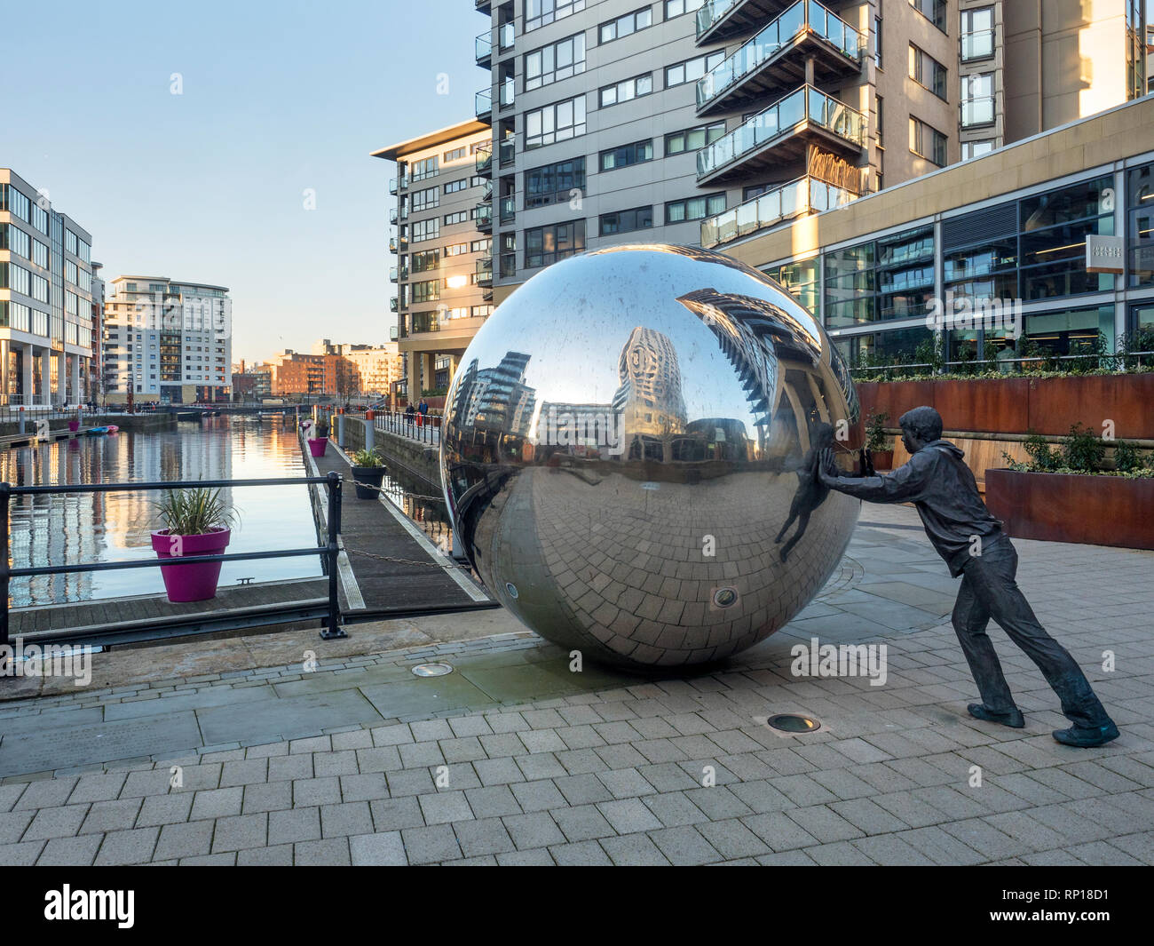 Un approccio riflettente moderna scultura di Kevin Atherton al Leeds Dock West Yorkshire England Foto Stock