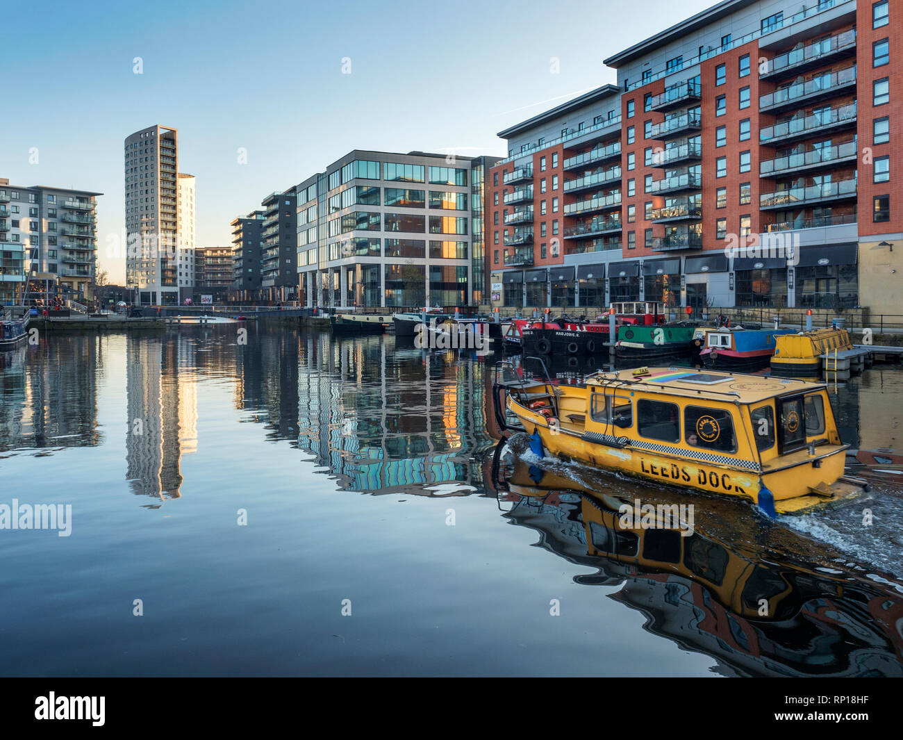 Il taxi acqueo arrivando dalla stazione ferroviaria di Leeds Dock a Leeds West Yorkshire Inghilterra Foto Stock