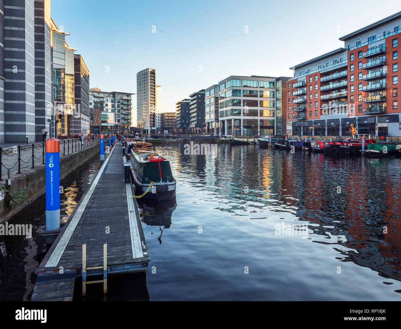 Narrowboats e moderni appartamenti a Leeds Dock West Yorkshire Inghilterra Foto Stock