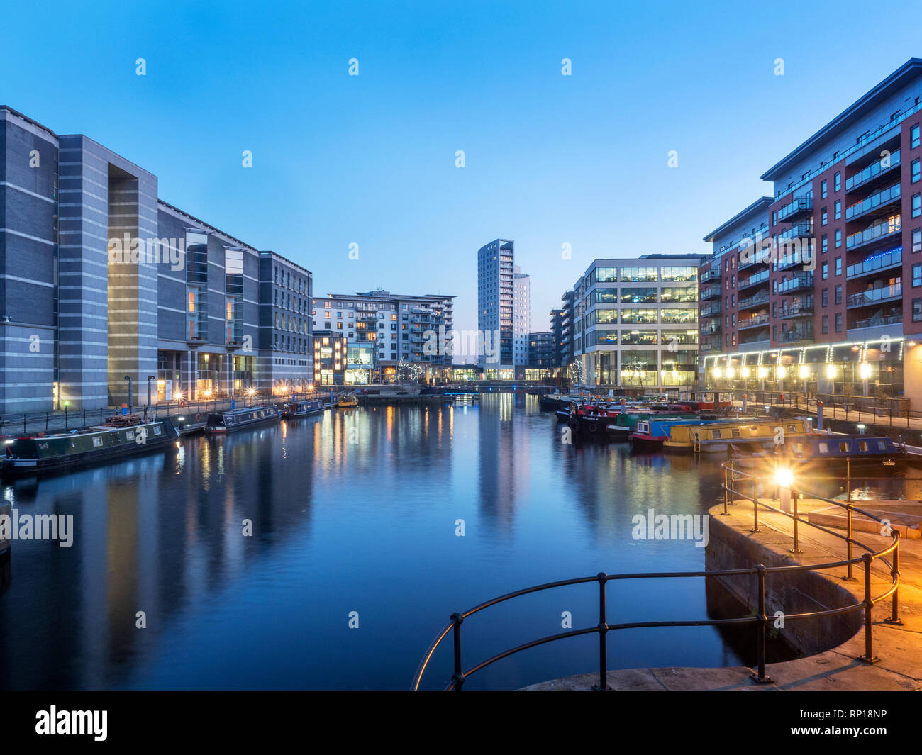 Edifici moderni si riflette nel Dock di Leeds all'imbrunire Leeds West Yorkshire Inghilterra Foto Stock