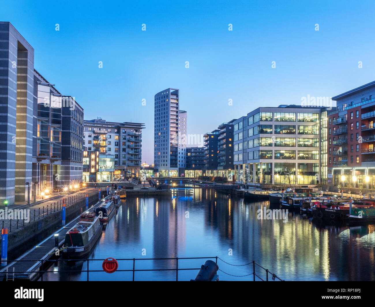 Edifici moderni si riflette nel Dock di Leeds all'imbrunire Leeds West Yorkshire Inghilterra Foto Stock