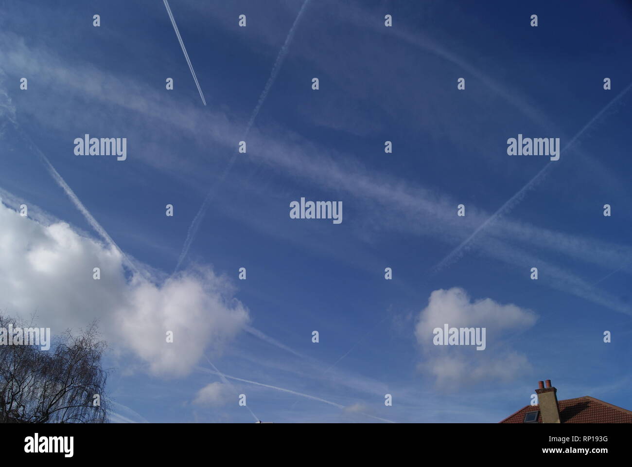 Chemtrails da Geo-engineering di meteo su Barkingside, Ilford, Regno Unito. Il Cloud la formazione di micro-particelle vengono spruzzati in alto nell'aria. Foto Stock