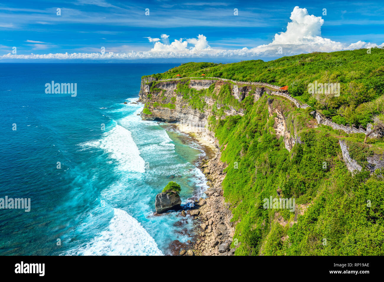 Paesaggio di Oceano e rocce, colorato e bellissimo luogo, Bali, Indonesia, di grandi dimensioni Foto Stock