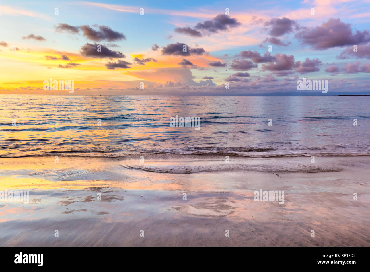 Tramonto colorato sunrise sky, cloud e acqua riflessioni - i colori della felicità Foto Stock