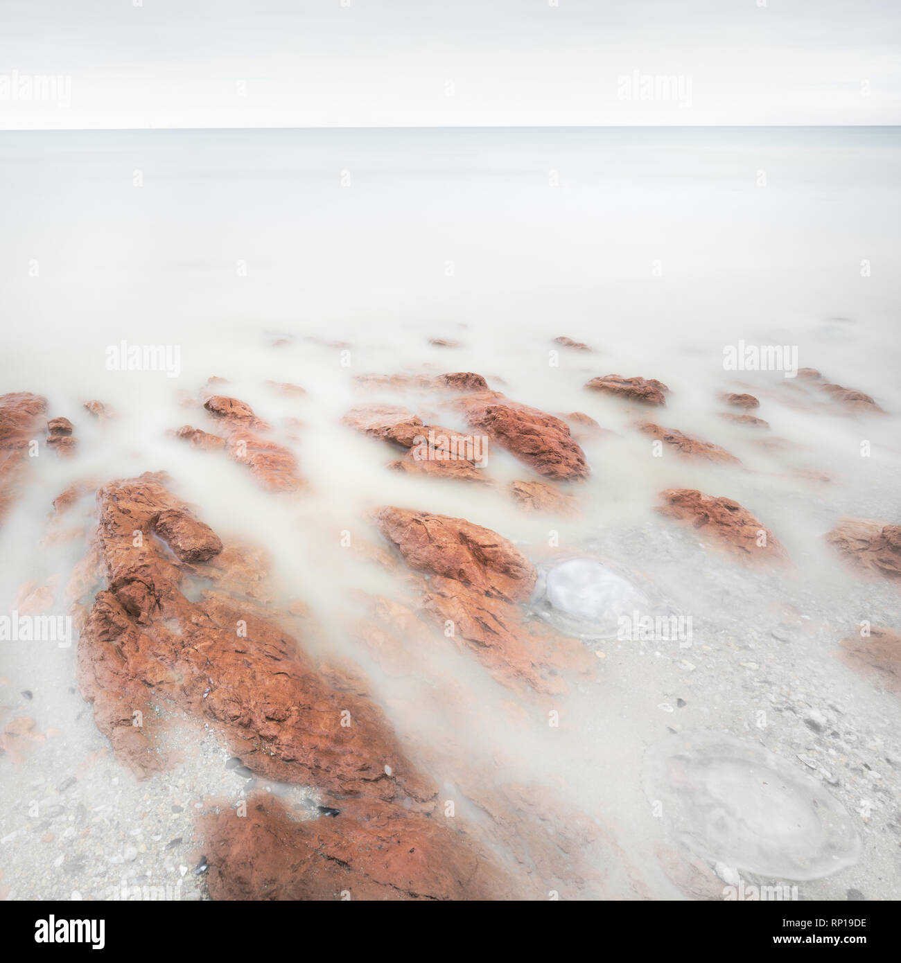 Lunga esposizione paesaggio artistico. Luce, acqua e rosso reale prospettiva di pietre Foto Stock