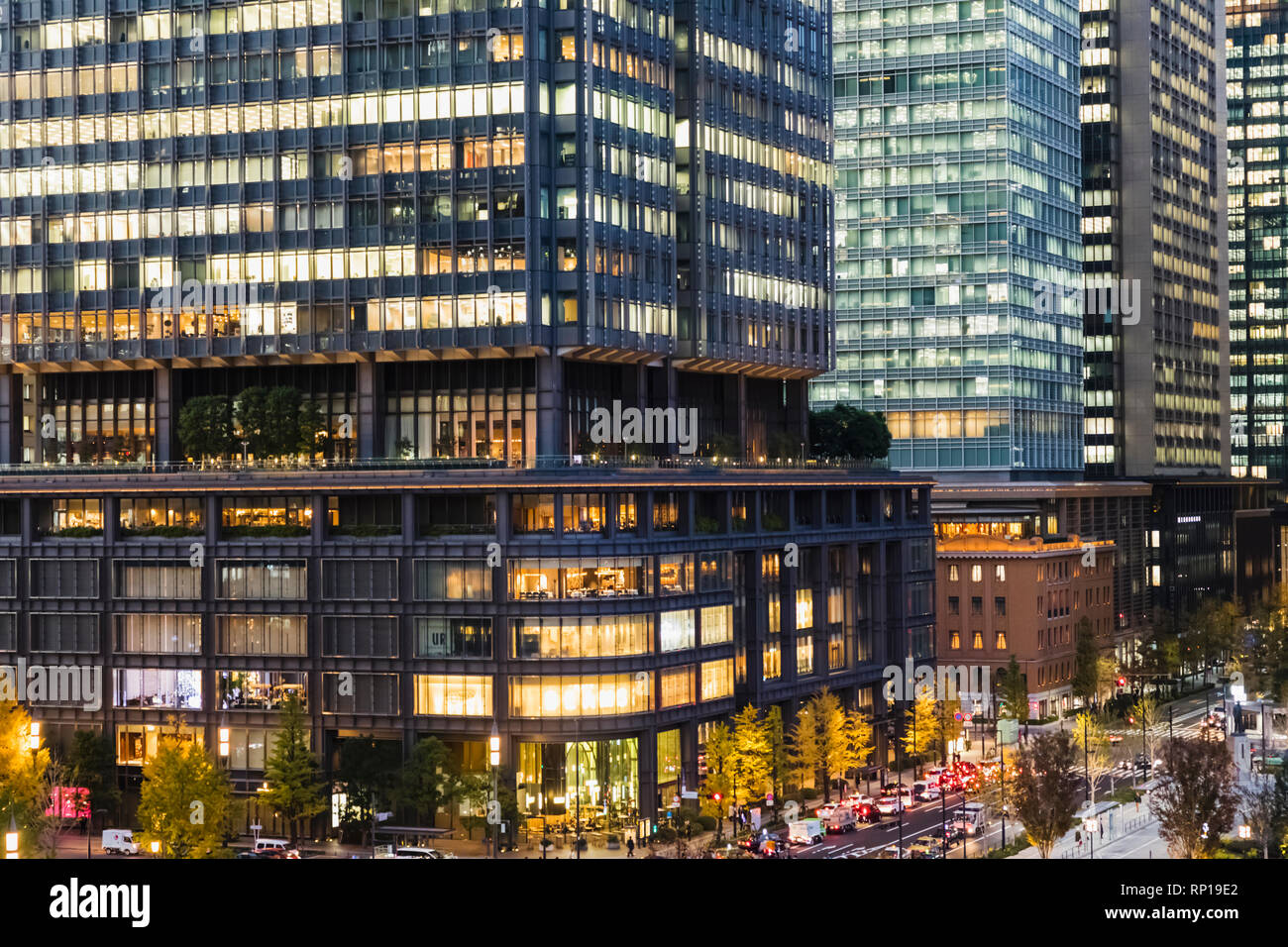 Giappone, Honshu, Tokyo, Marunouchi, Shin-Marunouchi edificio e scene di strada Foto Stock