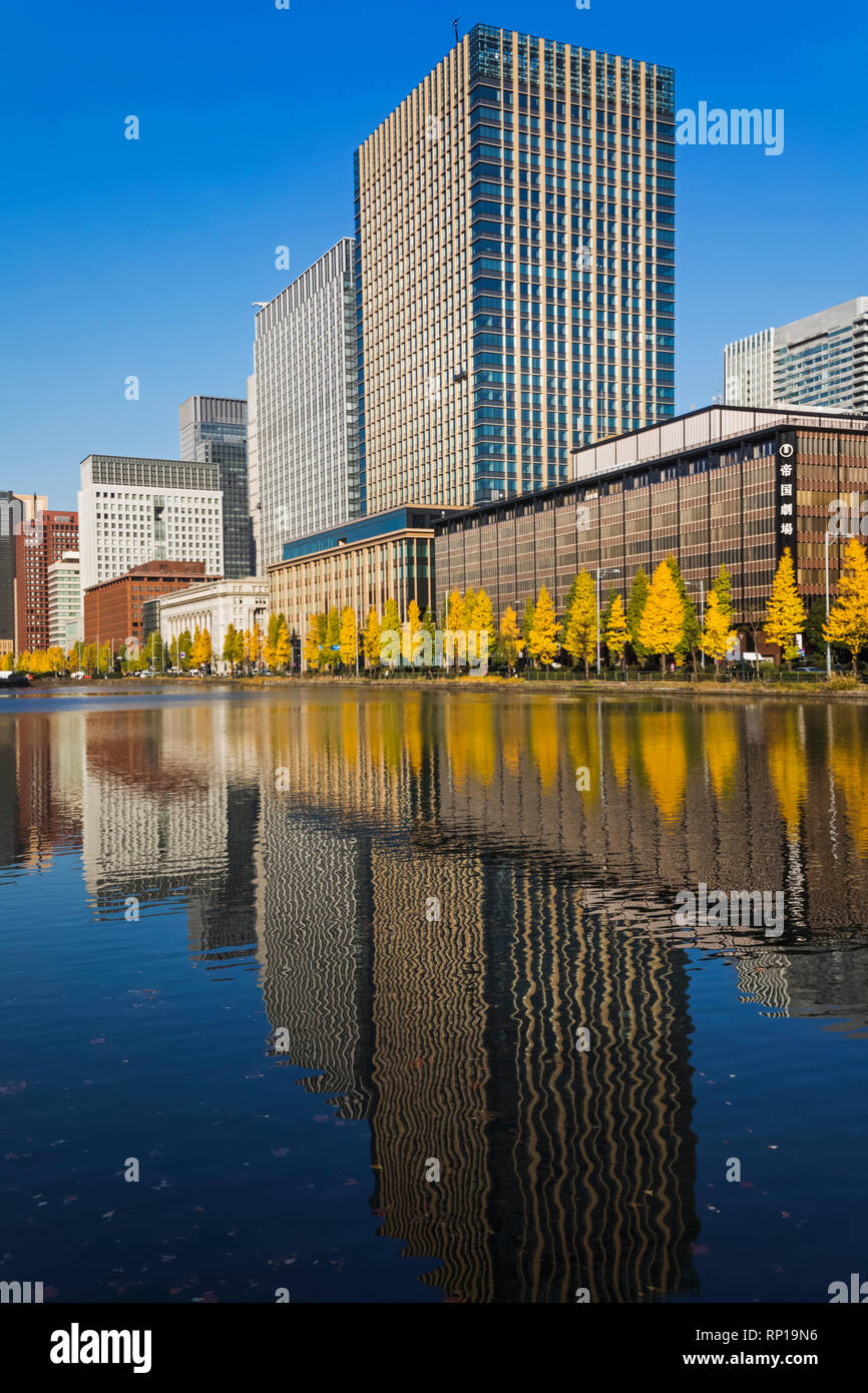 Giappone, Honshu, Tokyo, Marunouchi, Hibiya-dori e Area di Marunouchi Skyline si riflette nel Palazzo Imperiale fossato esterno Foto Stock