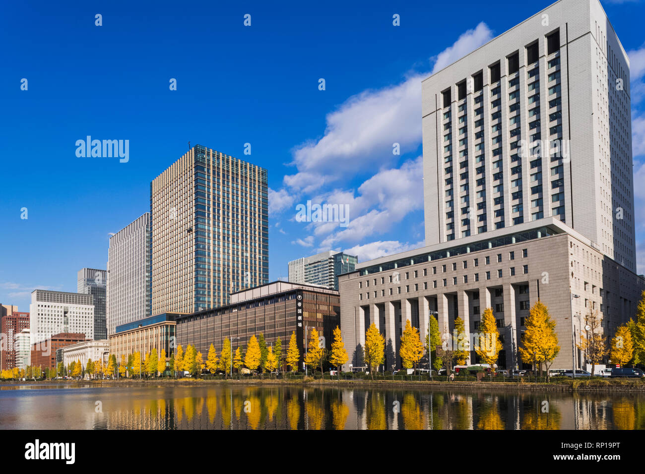 Giappone, Honshu, Tokyo, Marunouchi, Hibiya-dori e Area di Marunouchi Skyline si riflette nel Palazzo Imperiale fossato esterno Foto Stock