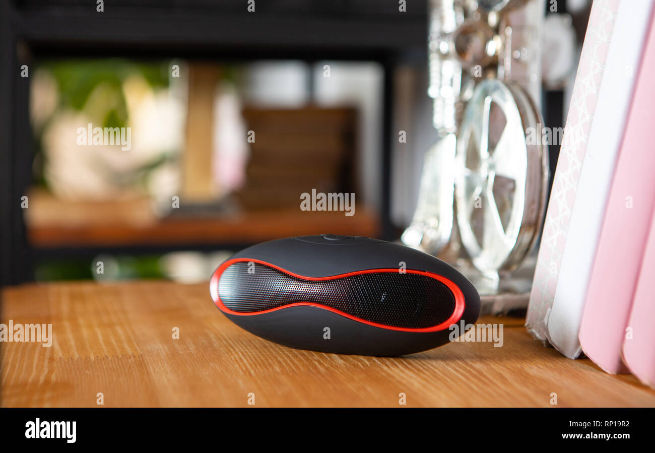 Mini compatto altoparlante Bluetooth all'interno su uno scaffale nella stanza vivente Foto Stock