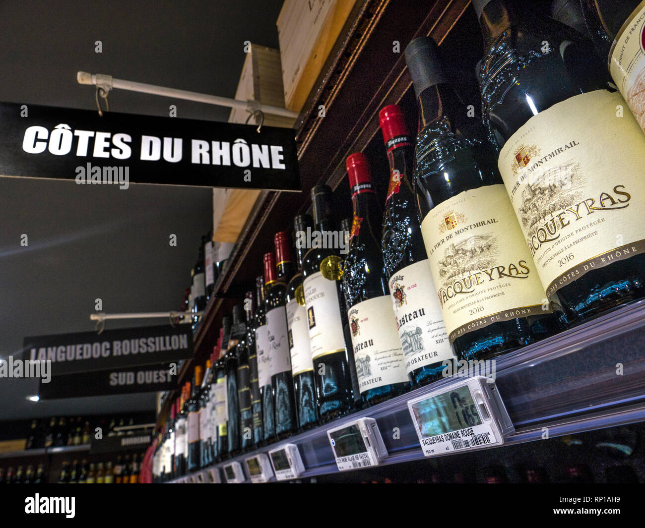 Côtes du Rhône vino francese corsia del supermercato banner promozionali in francese supermercato, vino pubblicità varietale Bretagna Francia Foto Stock