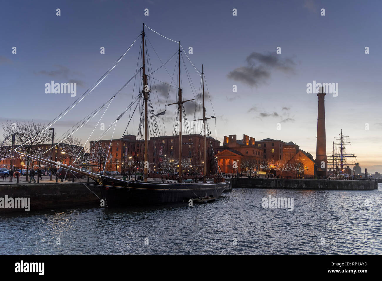 Scena di Natale al crepuscolo attraverso il Dock di inscatolamento guardando l'Albert Dock complesso in Liverpool. Foto Stock