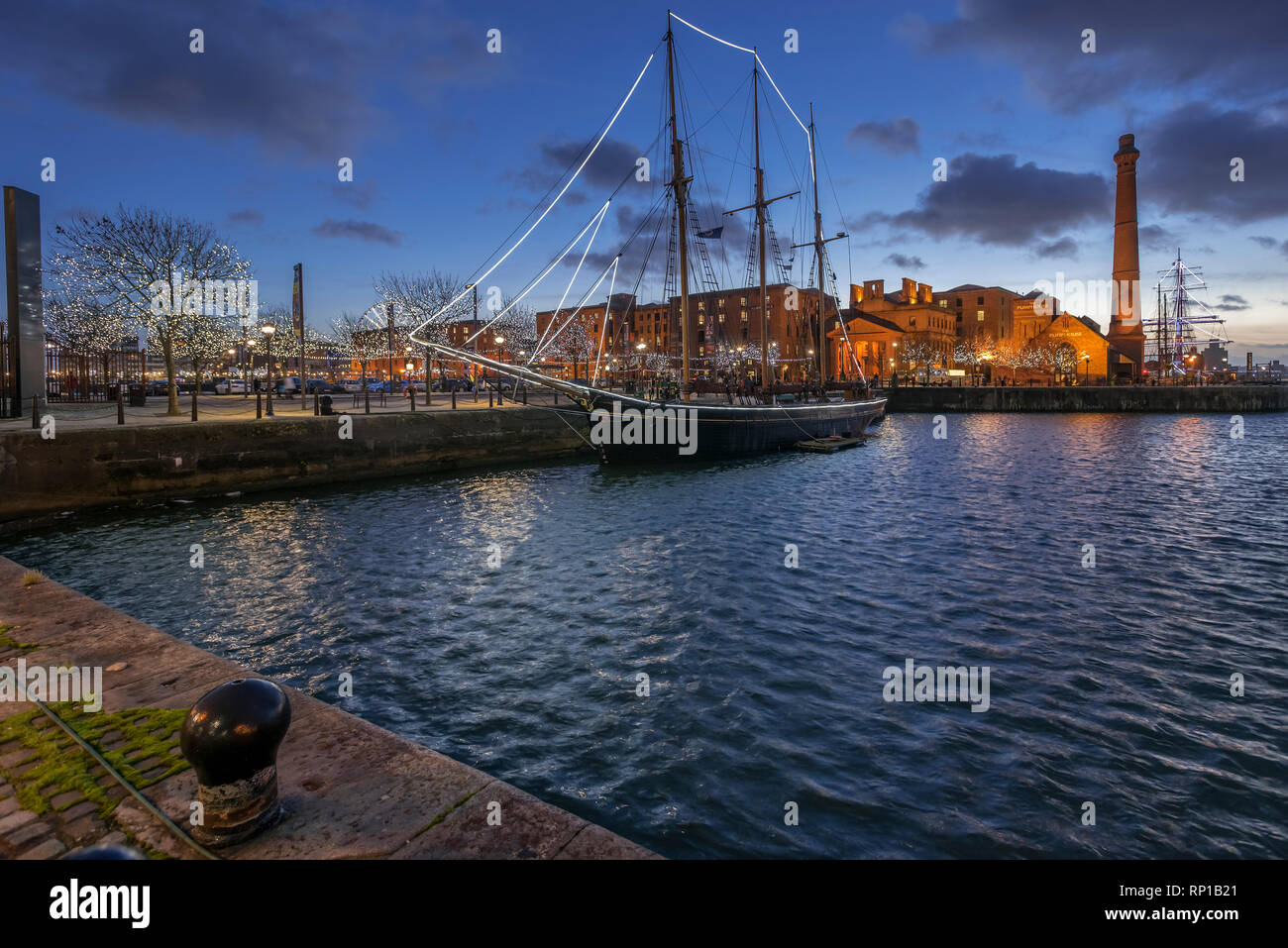 Scena di Natale al crepuscolo attraverso il Dock di inscatolamento guardando l'Albert Dock complesso in Liverpool. Foto Stock