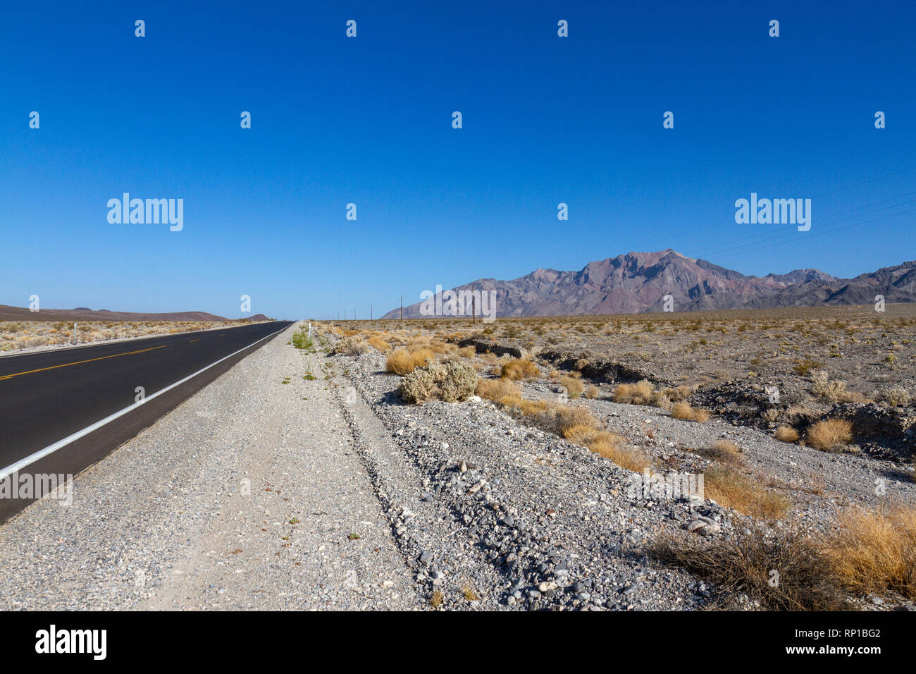Vista nord sulla California State Route 190 verso la piramide voce picco verso il Parco Nazionale della Valle della Morte, California, Stati Uniti. Foto Stock