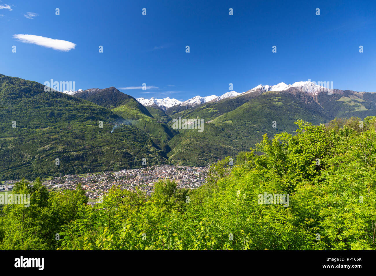 Panoramica della città di Morbegno, Alpi Orobie e Valle del Bitto ...