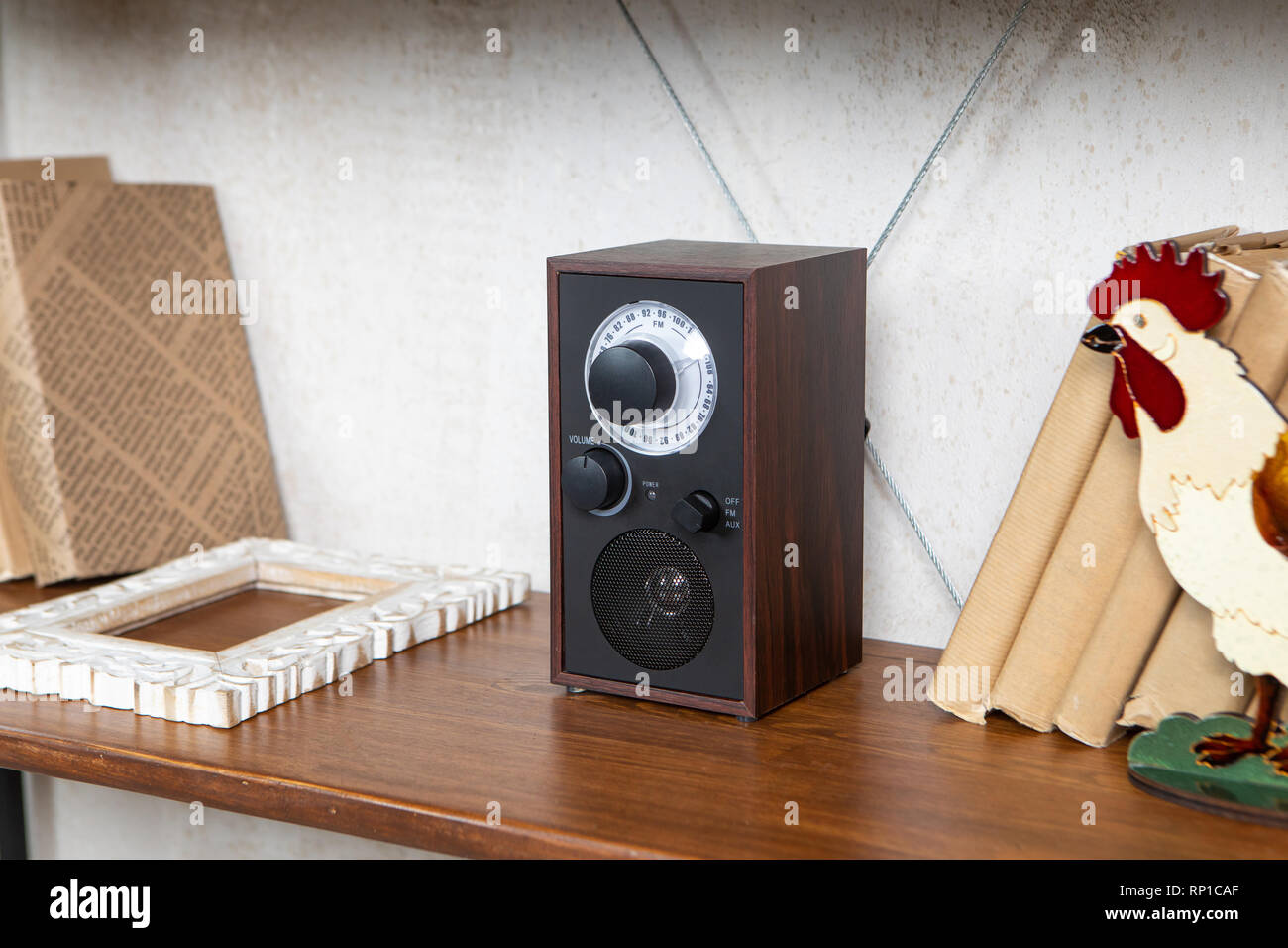 Radio compatta sul ripiano in vendemmia interno del soggiorno Foto Stock