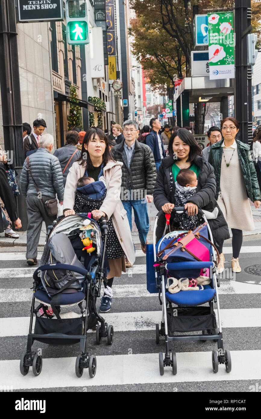 Giappone, Honshu, Tokyo, Ginza, due giovani madri spingendo carrozzine e il trasporto di neonati Foto Stock