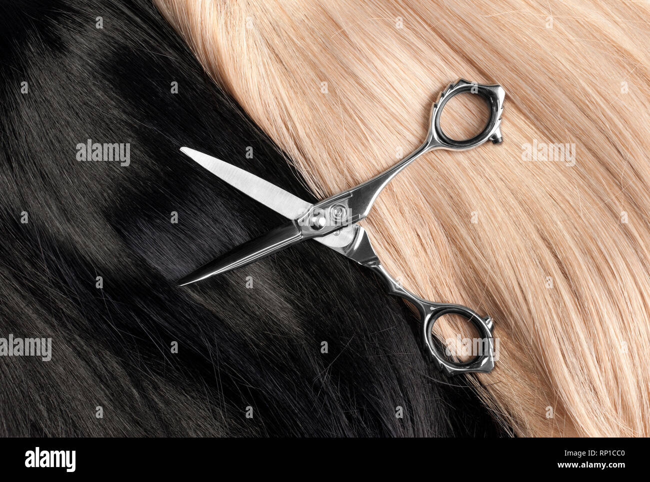 Tagliare un lungo rettilineo in bianco e nero e capelli biondi Foto Stock