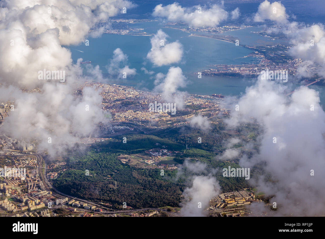 Vista dal piano finestra sulla città di Lisbona, Portogallo Foto Stock