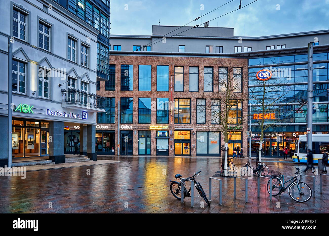 DAK a Marienplatz nella città vecchia di Schwerin. Meclenburgo-pomerania Occidentale, Germania Foto Stock