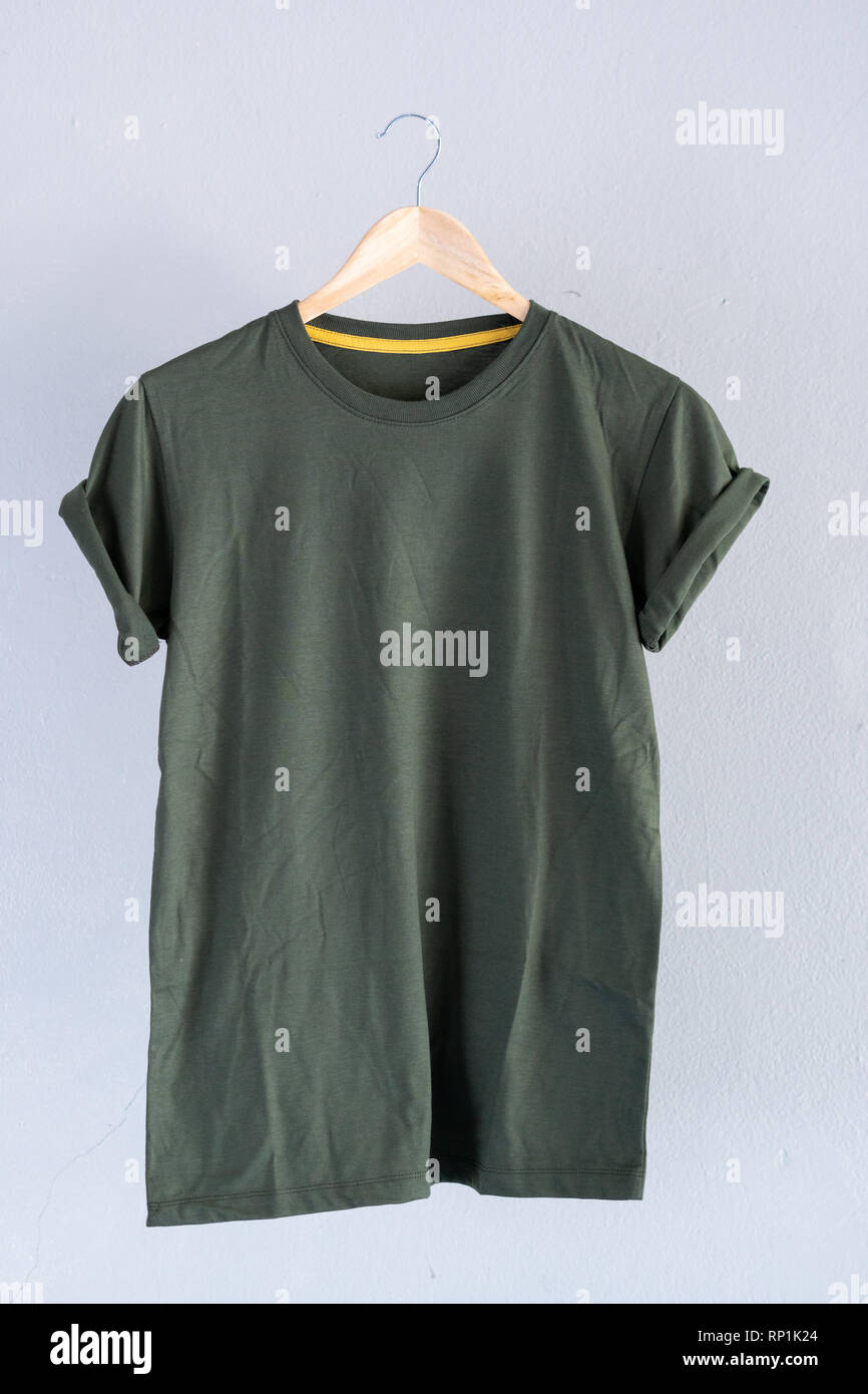 Retrò verde di piegatura T-shirt di cotone vestiti mock up modello sul cemento grigio concetto di sfondo per il retail dress shop sullo sfondo piatto vuoto laici grigio vintage Foto Stock