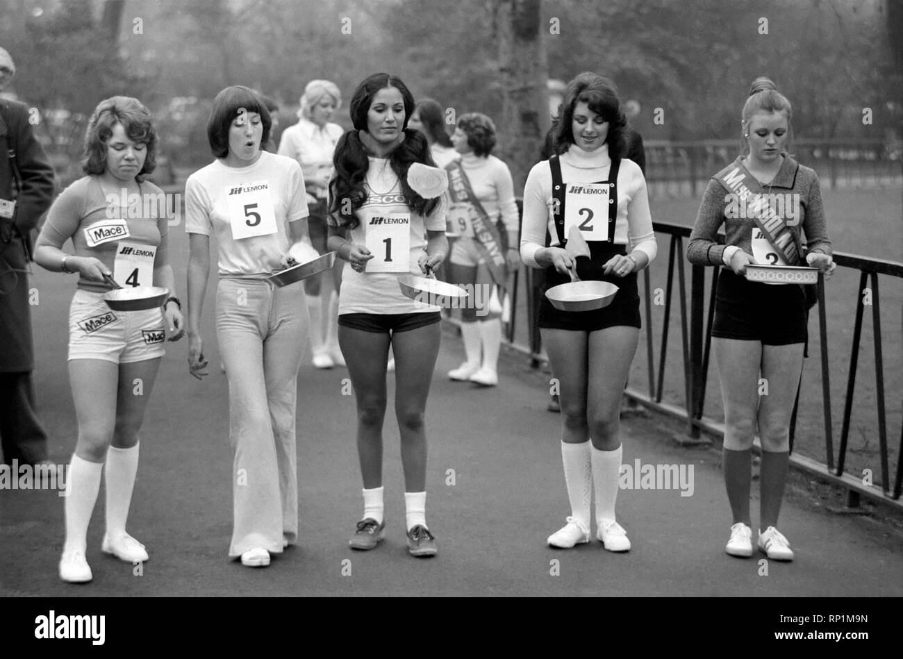 Umorismo/insolita / Sport. La carità Pancake Race. Lincoln' s Inn campi. Febbraio 1975 75-00807-009 Foto Stock