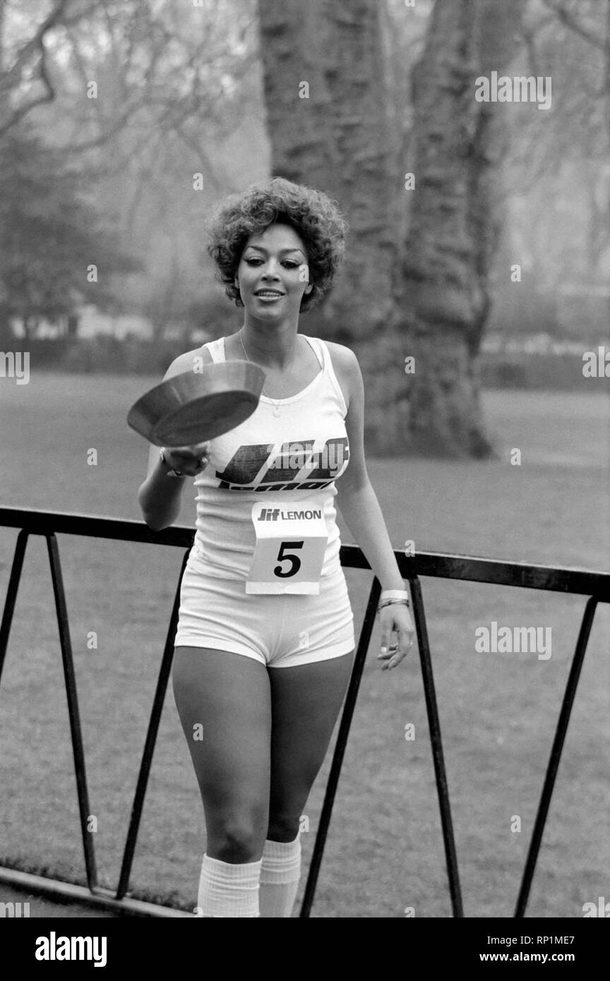 Umorismo/insolita / Sport. La carità Pancake Race. Lincoln' s Inn campi. Febbraio 1975 75-00807-005 Foto Stock