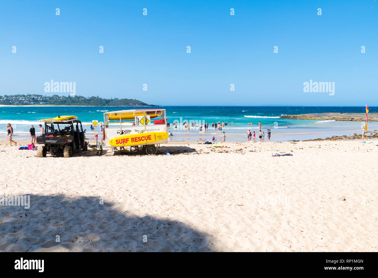 Mollymook Beach, NSW, Australia-January 4, 2019: persone godendo il sole in spiaggia Mollymook, una splendida località di fuga e di fuga perfetta Foto Stock