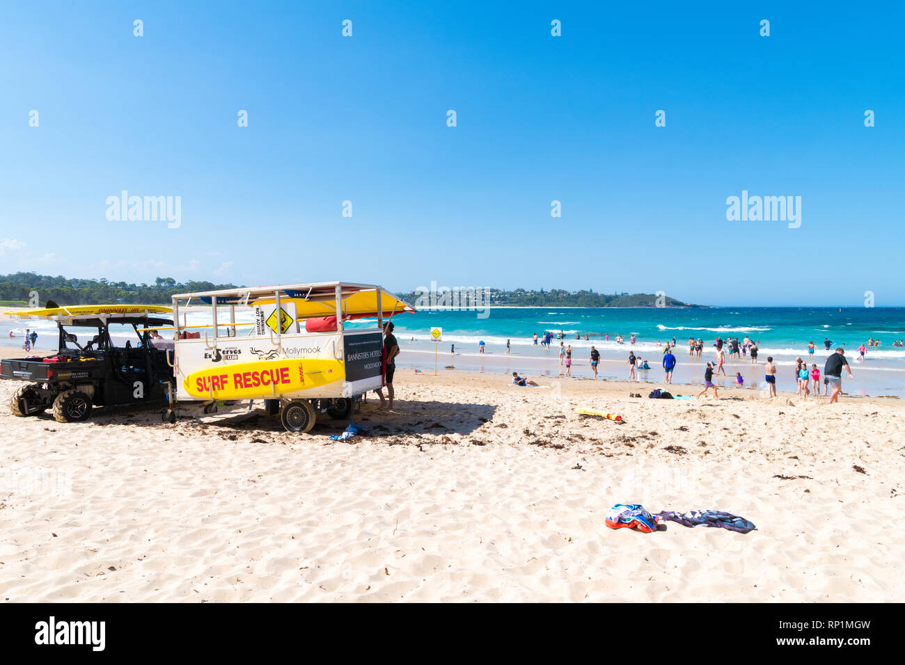 Mollymook Beach, NSW, Australia-January 4, 2019: persone godendo il sole in spiaggia Mollymook, una splendida località di fuga e di fuga perfetta Foto Stock