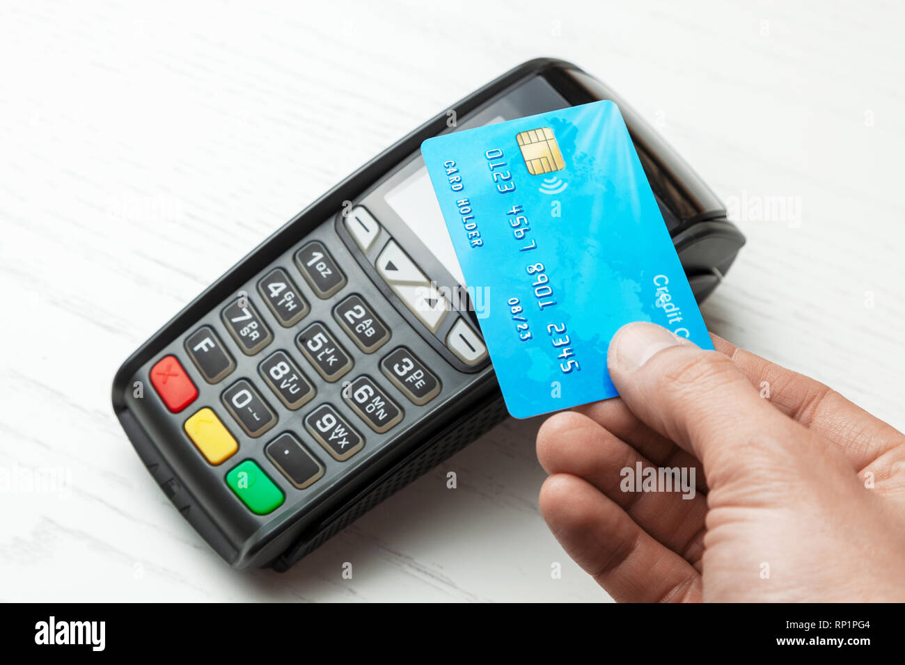 Terminale POS, macchina di pagamento con carta di credito su sfondo bianco. Il pagamento senza contatto con la tecnologia NFC Foto Stock