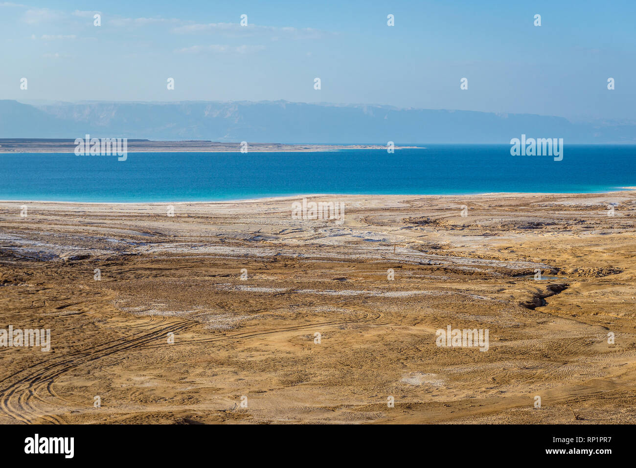 Mar Morto shore visto da un'Autostrada 65 in Giordania Foto Stock