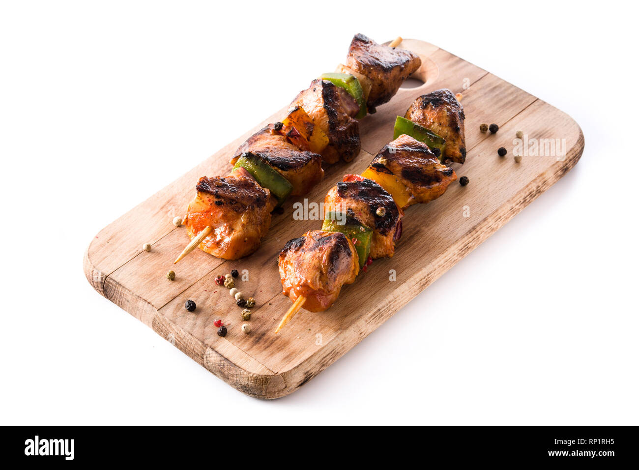 Pollo shish kebab con verdure isolati su sfondo bianco. Foto Stock