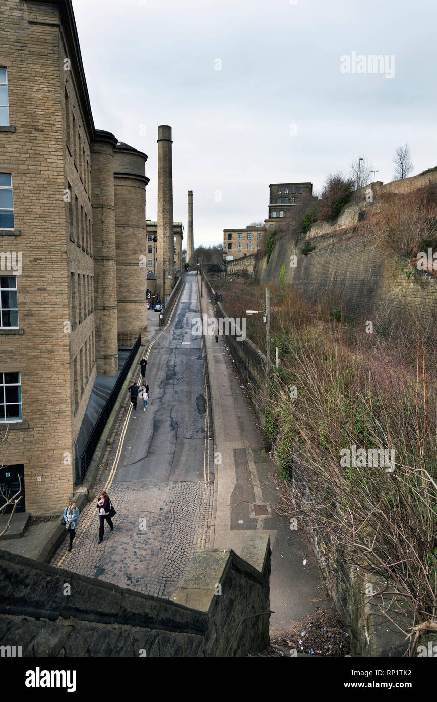 Halifax, West Yorkshire. Una vista di vecchie Lane, accanto a Dean Clough Mills. Questa famosa vista è stata fotografata da Bill Brandt nel 1937. Foto Stock
