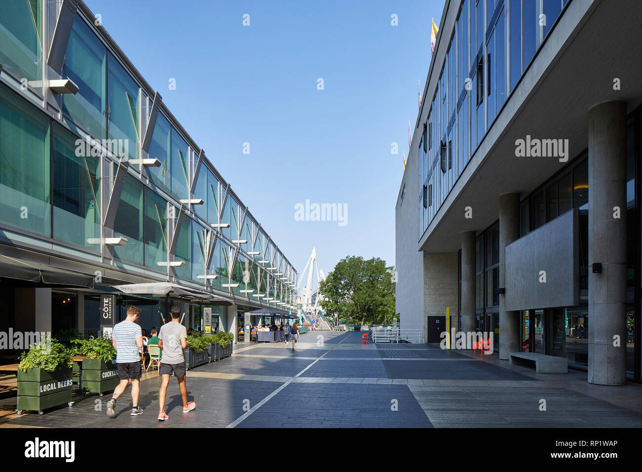 Prospettiva lungo la Royal Festival Hall e di Skylon verso il fiume. Southbank Master Plan, Londra, Regno Unito. Architetto: Mica architetti, 2018. Foto Stock