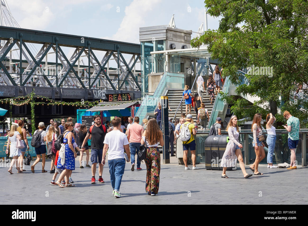 Hungerford Bridge scalinata con piazza. Southbank Master Plan, Londra, Regno Unito. Architetto: Mica architetti, 2018. Foto Stock