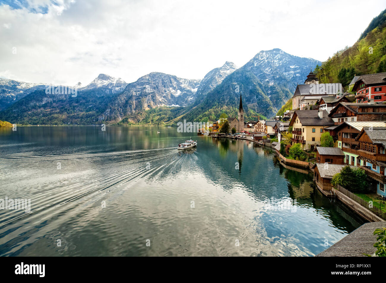 Hallstatt villaggio di montagna con lago Hallstatter nelle Alpi austriache Foto Stock