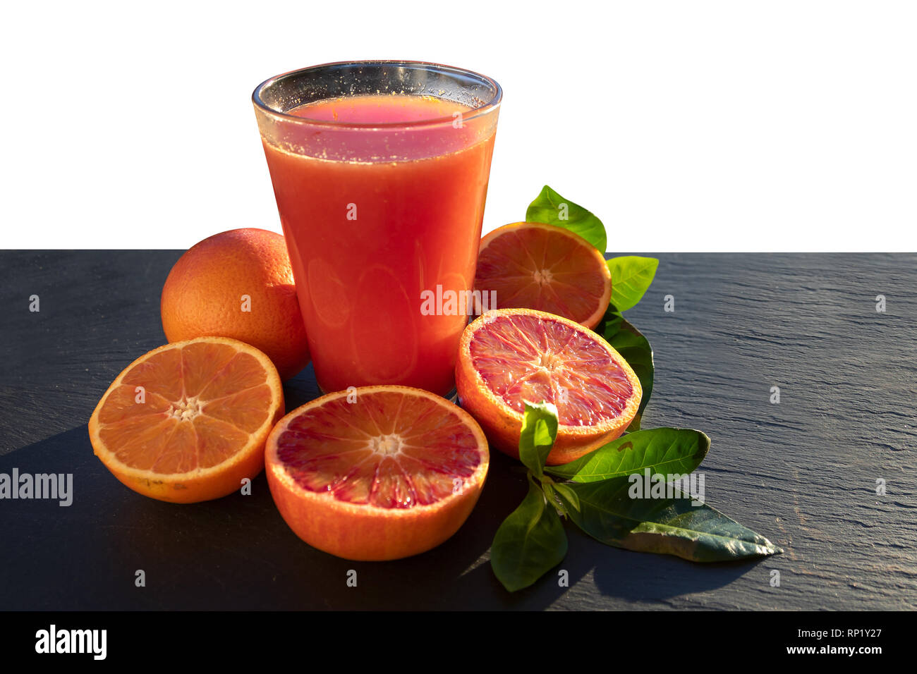 Sangue rosso succo di arance su una piastra di ardesia immagine isolata Foto Stock