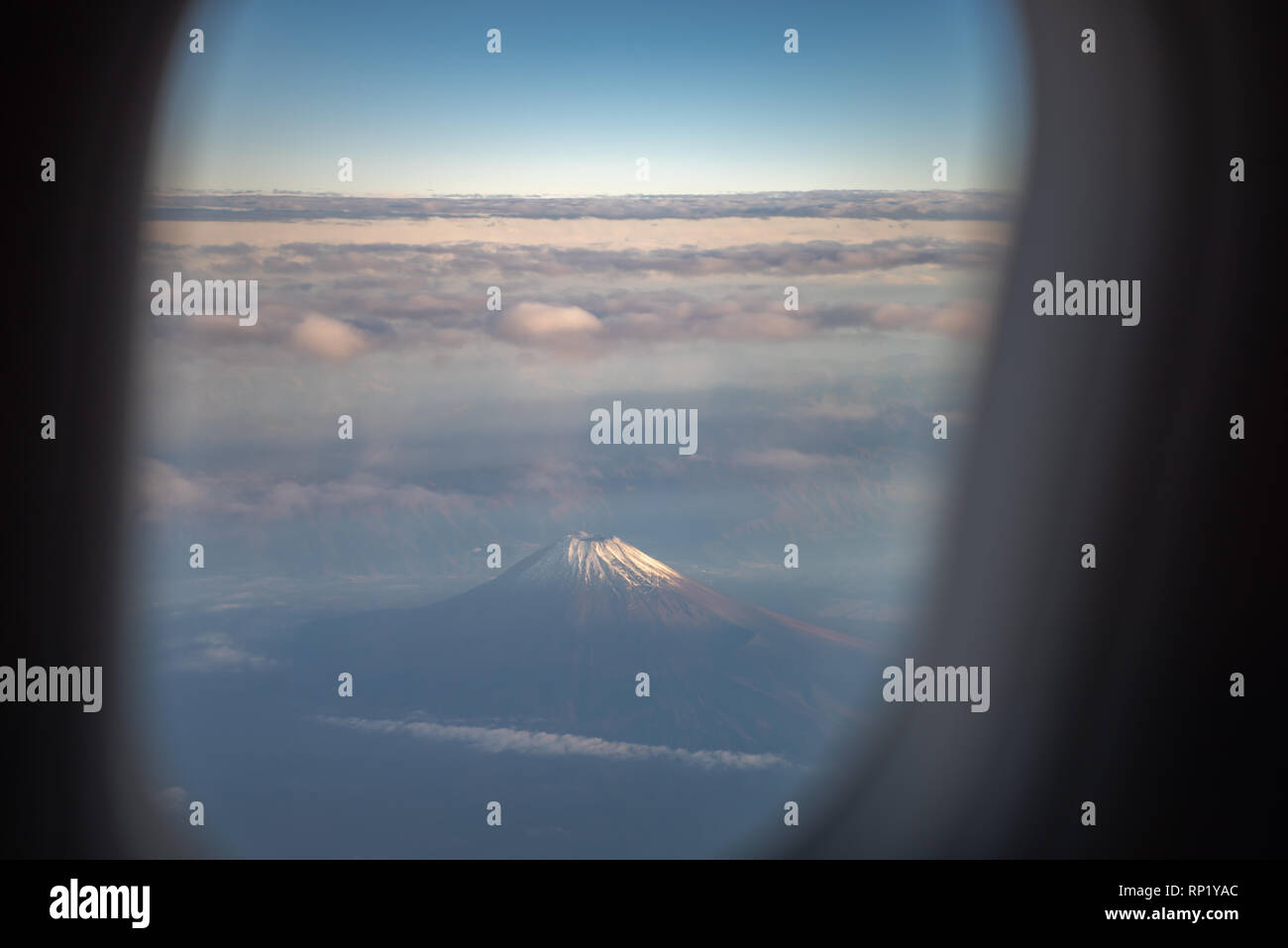 Modulo visualizzazione finestra di aereo. Il monte Fuji ( Mt. Fuji ) con l'azzurro del cielo e del cloud in background. Tokyo, Giappone Foto Stock