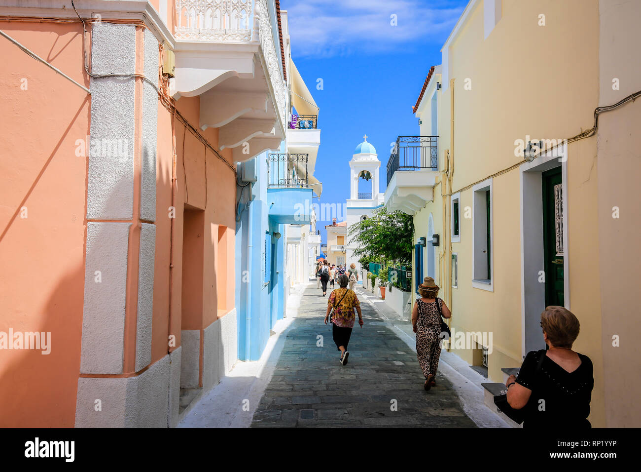 08.09.2018, Andros, Cicladi Grecia - la gente del posto e i turisti a piedi attraverso le strette e colorate strade del centro storico della capitale Andros (Chora). 00 Foto Stock