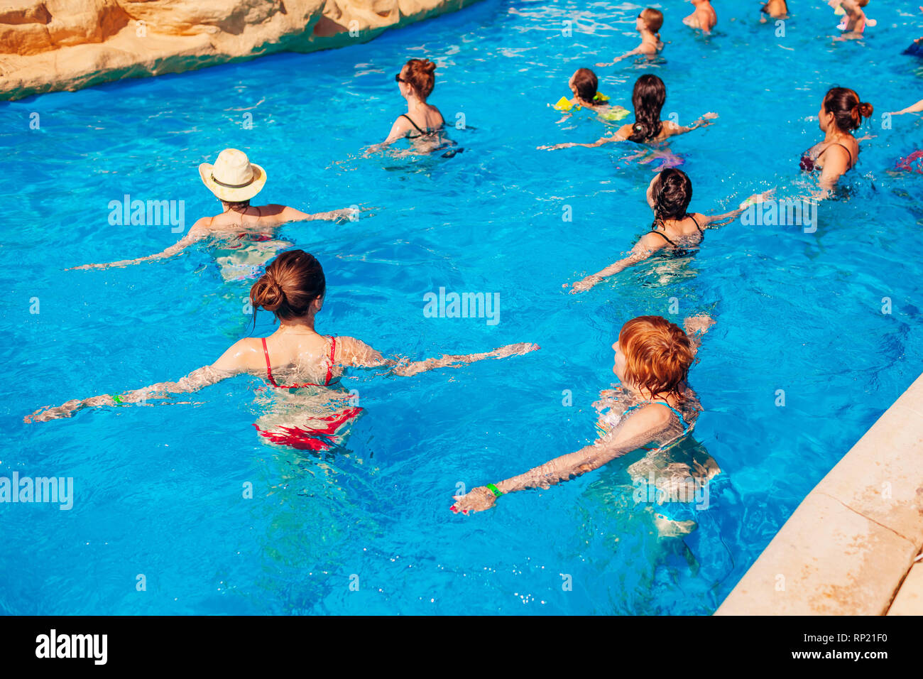 La gente a fare gli esercizi durante l acqua gym in piscina. Vacanze estive Foto Stock