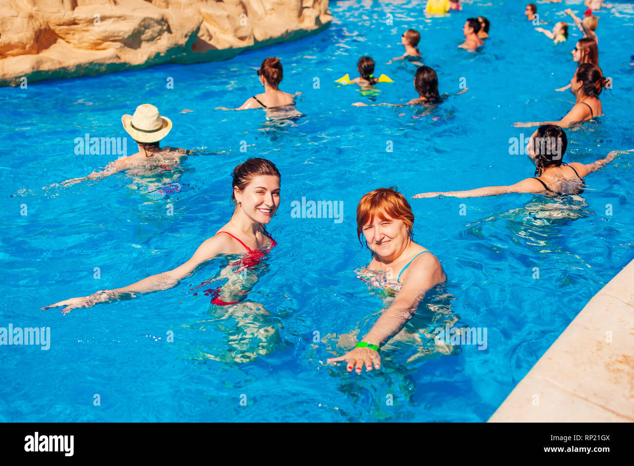28 gennaio 2019 - Egitto Sharm El-Sheikh. La gente a fare gli esercizi durante l acqua gym in piscina. Foto Stock