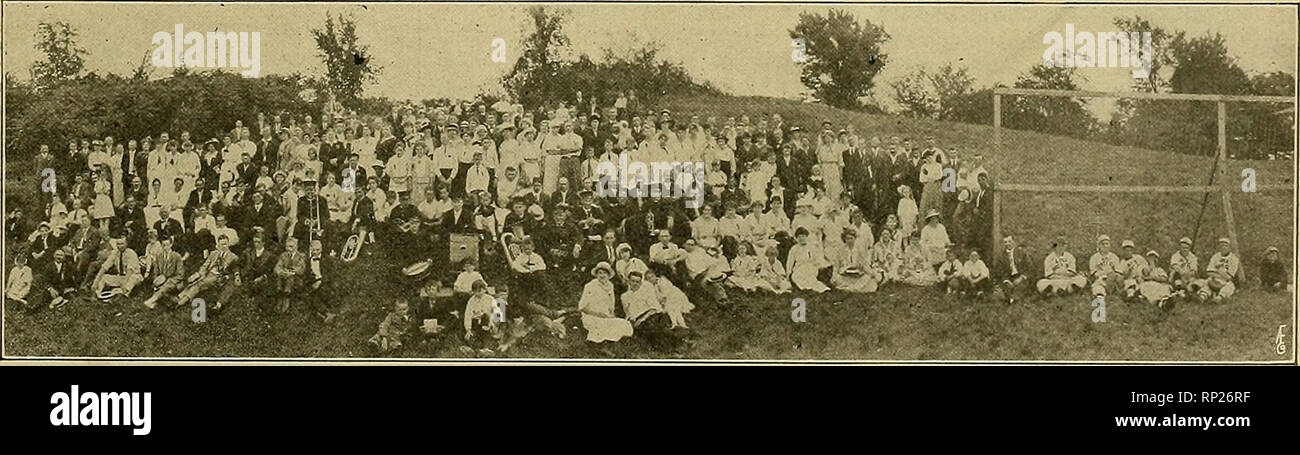 . Il fiorista americana : un giornale settimanale per il commercio. Floricoltura; fioristi. MINNEAPOLIS FIORISTI' primo picnic, A WILDWOOD, White Bear Lake, 25 anni fa (1890). In piedi da sinistra a destra; Louis Malchow, la sig.ra Chas. Swan, Miss grigio, Chas. Nuotare, Thos. Hall, Jacob Hartman, Agosto S. Swanson, Rudolph Gio, folata Malmquist, Adam grigio, Richard Wessling e folata Rumler. La seduta; E. Nagel, la sig.ra Malchow e i ragazzi di colore grigio. Co. e Adam Faber, il terzo, 50 per- fecto sigari, dal Perfecto cafe. I ragazzi di gara, 10-15 anni-A. Bar- ron, primo, Spaulding siete catcher guanto, donati da Hoerber Bros.; Raymond Foto Stock