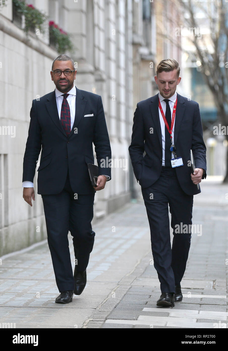 MP conservatore per Braintree e vice presidente del partito conservatore, James sapientemente (sinistra), passeggiate lungo Abingdon Street, vicino alla Casa del Parlamento, Londra. Foto Stock