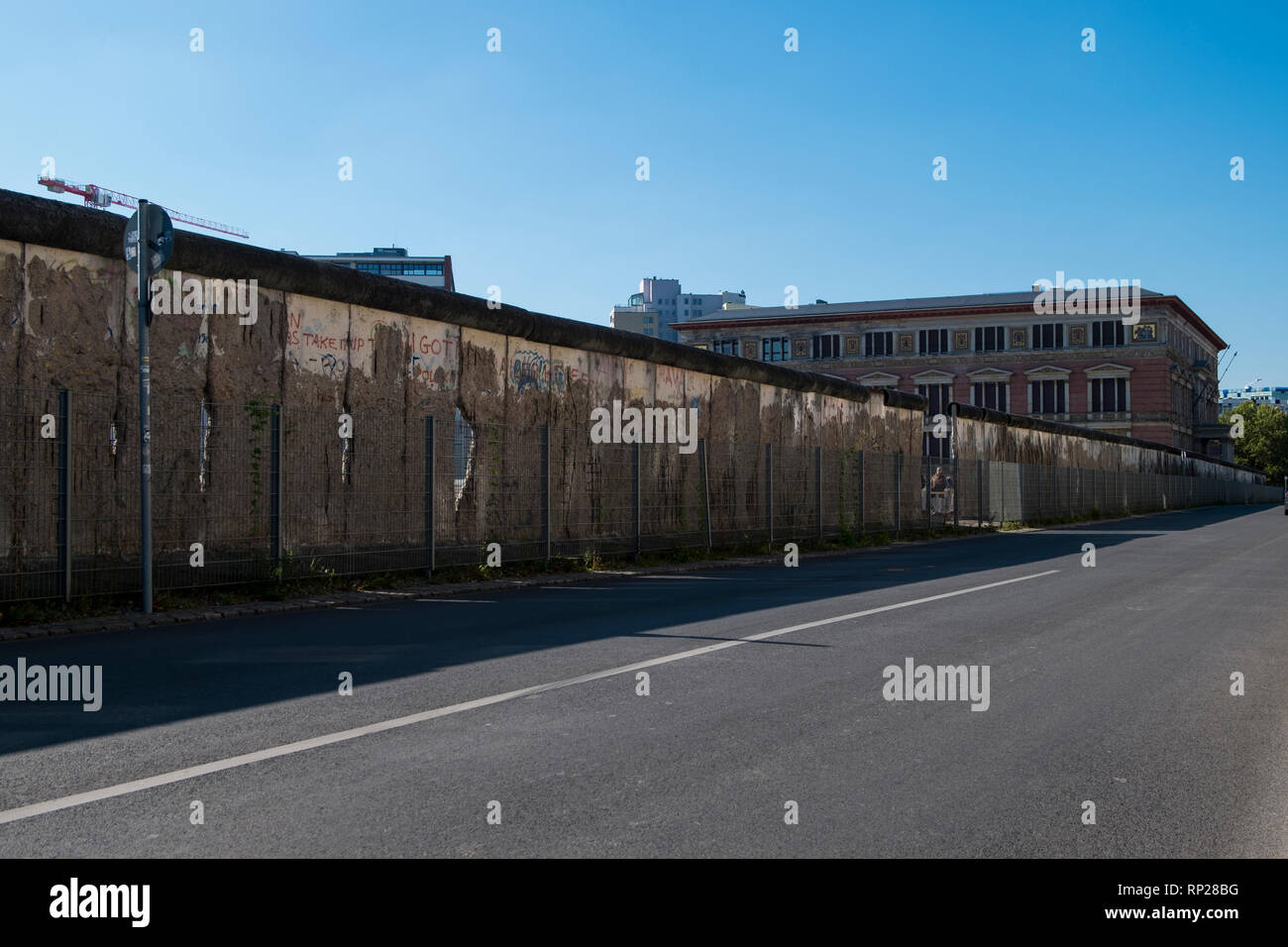Una sezione del muro di Berlino e ancora in piedi in Berlino, Germania. Foto Stock