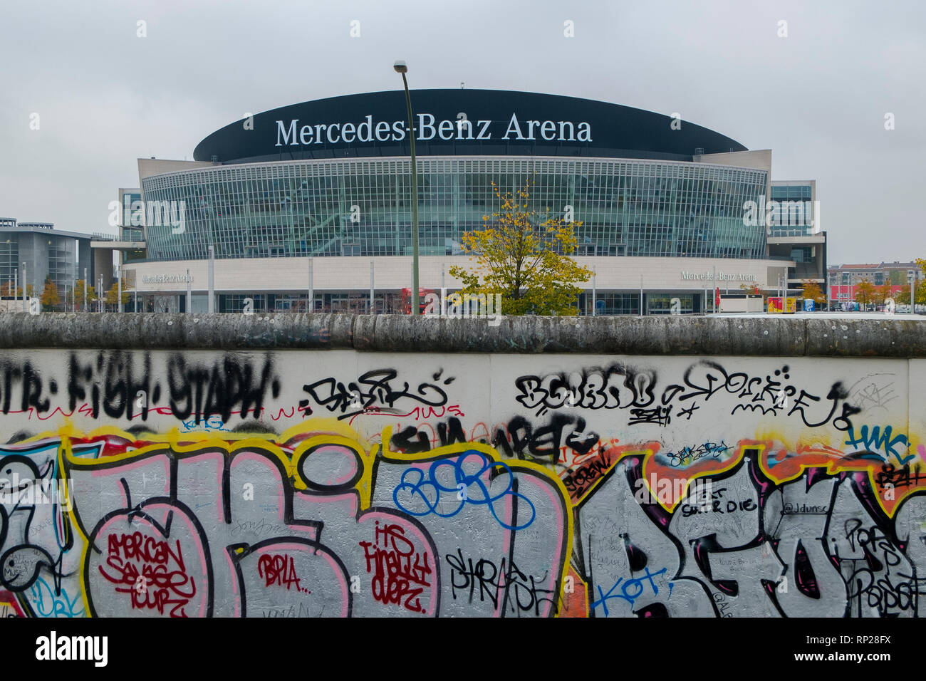 Il moderno Mercedes Benz arena vicino al muro di Berlino a Berlino, Germania. Foto Stock