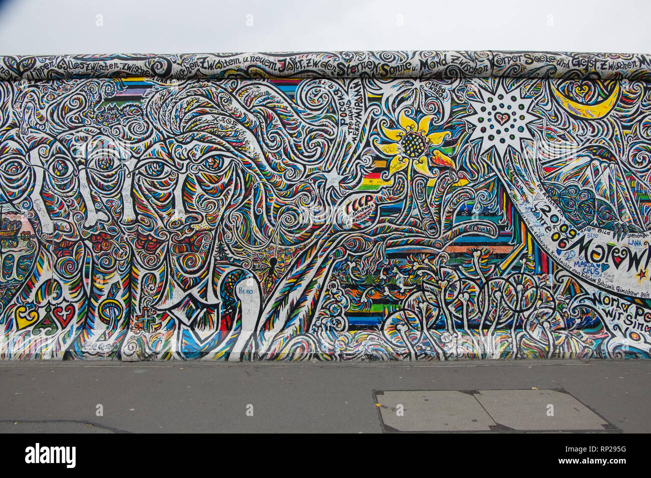 Una girandola di figure e umanità sul muro di Berlino a Berlino, Germania. Foto Stock